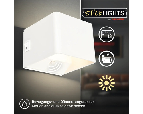 Fyrkantig LED vägglampa Stick Lights från Briloner med rörelsesensor, skymningssensor, USB batteri och självhäftande montering.