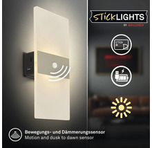 LED vägglampa med rörelsesensor och skymningsrelä, batteridriven och självhäftande, logotyp för Sticklights från Briloner.