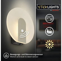 Rund LED vägglampa Sticklights från Briloner med rörelsedetektor, skymningssensor, USB batteri och klistermontering.