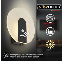 Rund LED vägglampa Stick Lights från Briloner med rörelsesensor, skymningsrelä och uppladdningsbart batteri via USB.