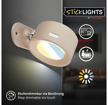 Vägglampa Sticklights från Briloner med självhäftande montering, uppladdningsbart batteri och touchdimmer.