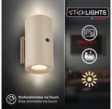 Vägglampa Sticklights från Briloner med självhäftande montering, USB uppladdningsbart batteri och touch dimfunktion.