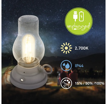 LED bordslampa i lyktdesign med USB uppladdningsbart batteri, varmvitt ljus på 2.700 Kelvin, kapslingsklass IP44 och tre dimningsnivåer.