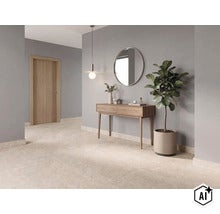 Modern hall med beige klinker i stenutseende, en konsol i trä, en rund väggspegel, en pendellampa och en krukväxt. (Image AI modified or generated)