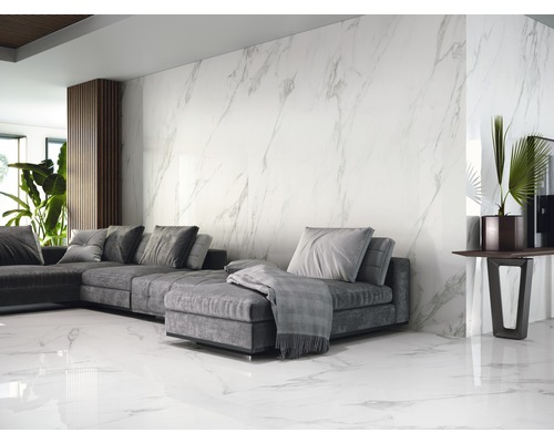 Vardagsrum med grå soffa, dekoration och vägg- och golvplattor i marmorlook