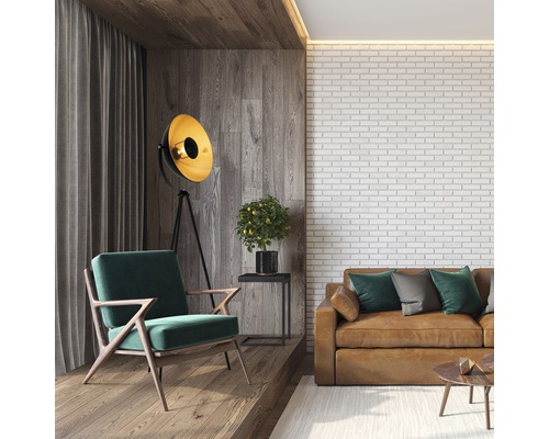 Vardagsrum med fåtölj, golvlampa och soffa