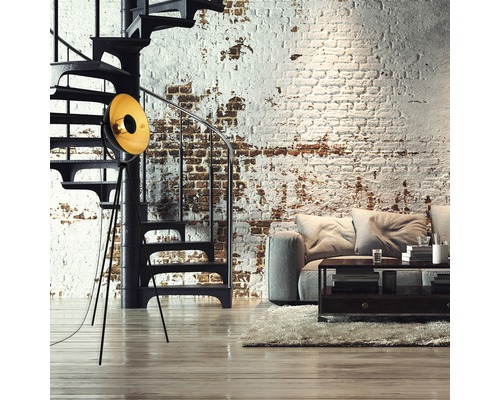 Vardagsrum med spiraltrappa, golvlampa, soffa och soffbord