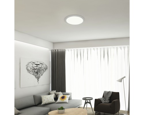 Vardagsrum med taklampa, soffa och dekoration