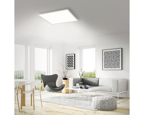 Ljus vardagsrumsscen med vit taklampa, soffa och dekoration