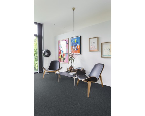 Vardagsrum med matta, två stolar och bord