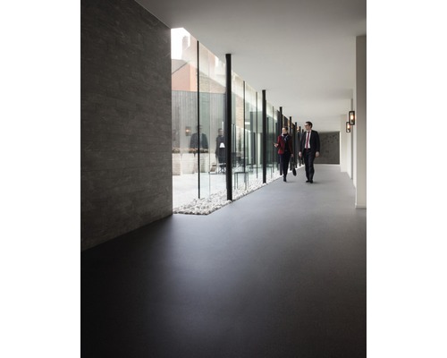 Hall med golvbeläggning, glasvägg och personer