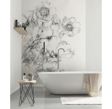 Ljust badrum med fristående badkar och blommig väggdesign
