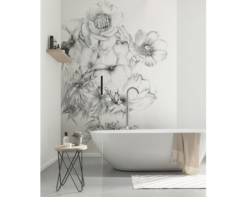 Ljust badrum med fristående badkar och blommig väggdesign