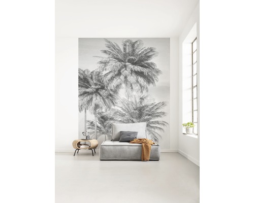 Ljust rum med fototapet med palmtema, fåtölj och sidobord