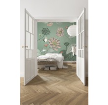 Sovrum med blommig tapet, säng och trägolv