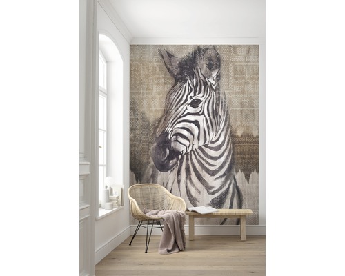 Rum med zebra fototapet, rottingfåtölj och träbänk