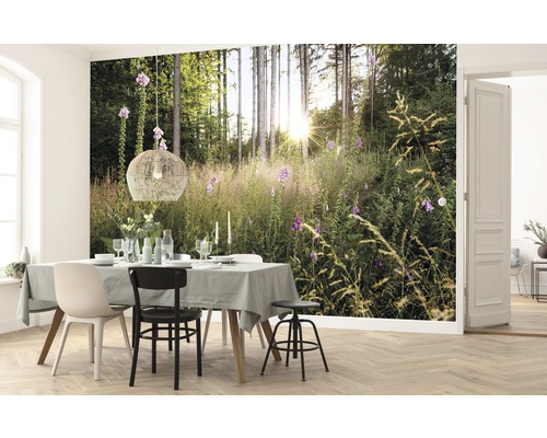 Matsal med fototapet som föreställer en skog med blommor