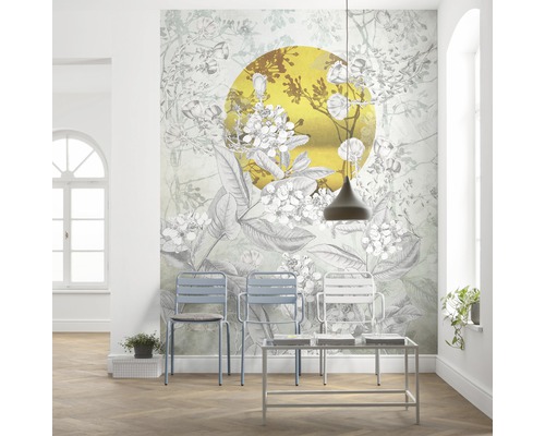 Vardagsrum med fototapet med växtmotiv och gyllene cirkel