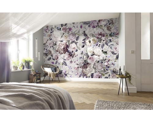 Sovrum med fototapet med blommönster i en ljus, rymlig design