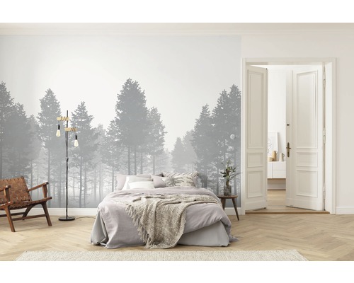 Sovrum med skogstapet, säng, fåtölj, golvlampa och öppen dörr