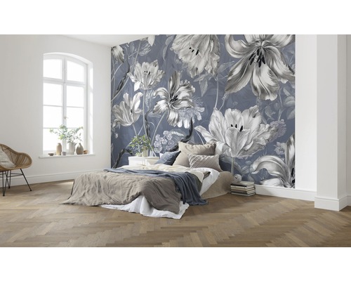 Sovrum med blommig fototapet, säng och parkettgolv