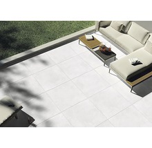 Terrass med plattor och trädgårdsmöbler