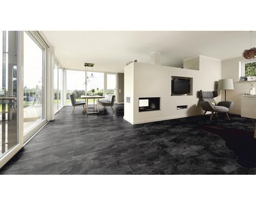 Ljust rum med matplats och vardagsrum med mörkt golv i stenlook.