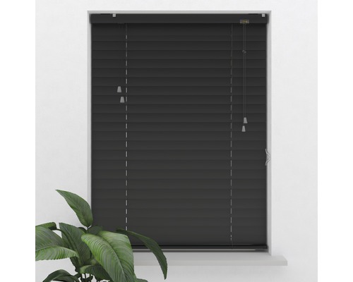 Svart rullgardin framför ett fönster