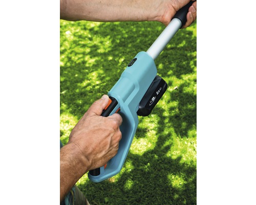 Närbild av en batteridriven grässax med handtag