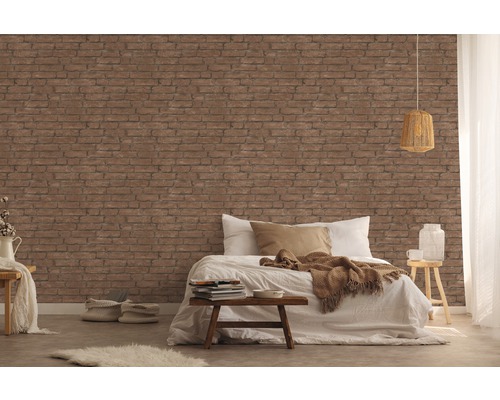 Sovrum med säng och tegelväggstapet