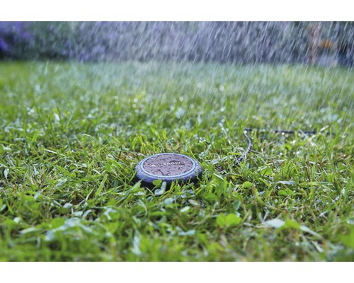 Gardena logotyp på en grässpridare som används på en gräsmatta