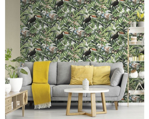 Vardagsrum med djungeltapet med växt- och tukanmotiv
