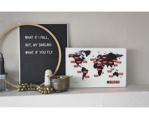 Dekorativ scen med världsklocka och citattavla