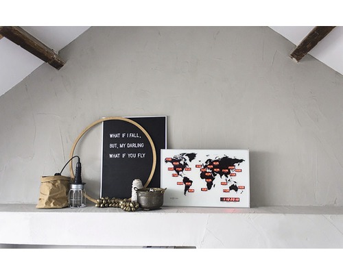 Dekoration med världskarta, citattavla och lampa på en hylla
