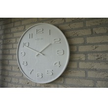Nextime Logo Rund väggklocka på tegelvägg
