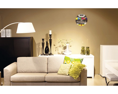 Vardagsrum med soffa, skåp, golvlampa och väggklocka