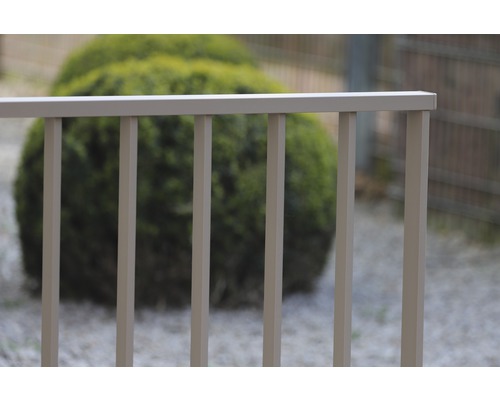 Närbild av ett trädgårdsstaket i metall