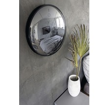 Väggklocka med spegelglas och rumsutsikt