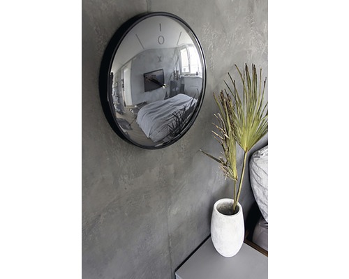 Väggklocka med spegelglas och rumsutsikt