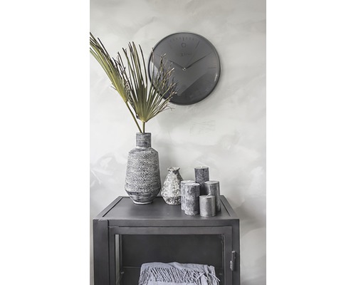 Dekorativ inredning med skåp, bordsklocka, vas, ljus och prydnad