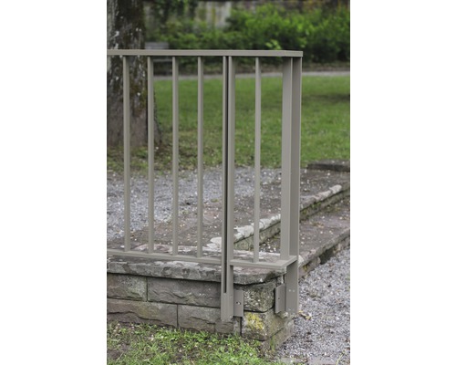 Metallräcke på stenmur