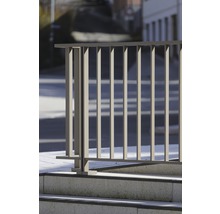 Metallräcke på en utomhustrappa
