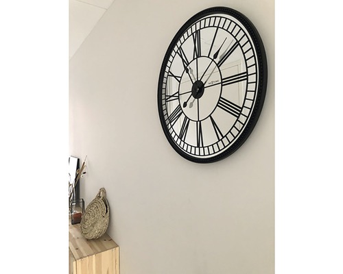 Väggklocka med romerska siffror och spegel