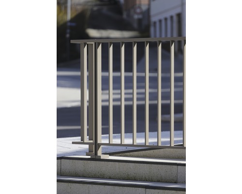 Metallräcke på betongtrappa