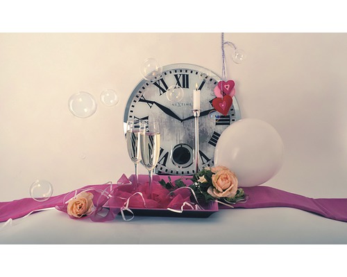 Dekoration med klocka, champagneglas, ljus, ballong och rosor