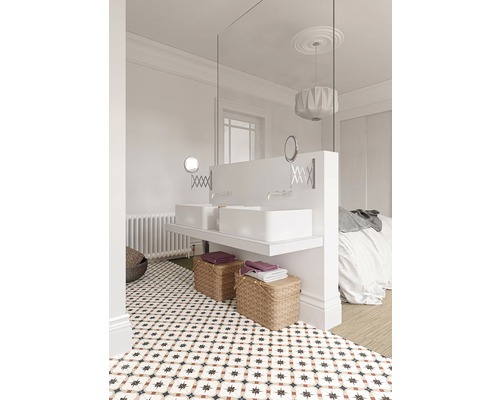 Ljust badrum med dubbla handfat, mönstrade golvplattor och dekorativa korgar.