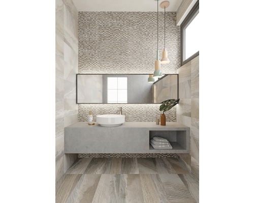 Ljust badrum med mosaikvägg, spegel, tvättställ och trägolv