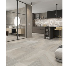 Ljust vardagsrum med pentry och golvplattor med stenlook