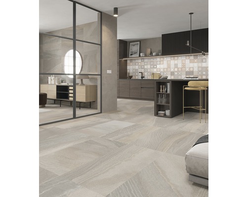 Ljust vardagsrum med pentry och golvplattor med stenlook