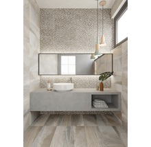 Modernt badrum med mosaikplattor, handfat, spegel och belysning.